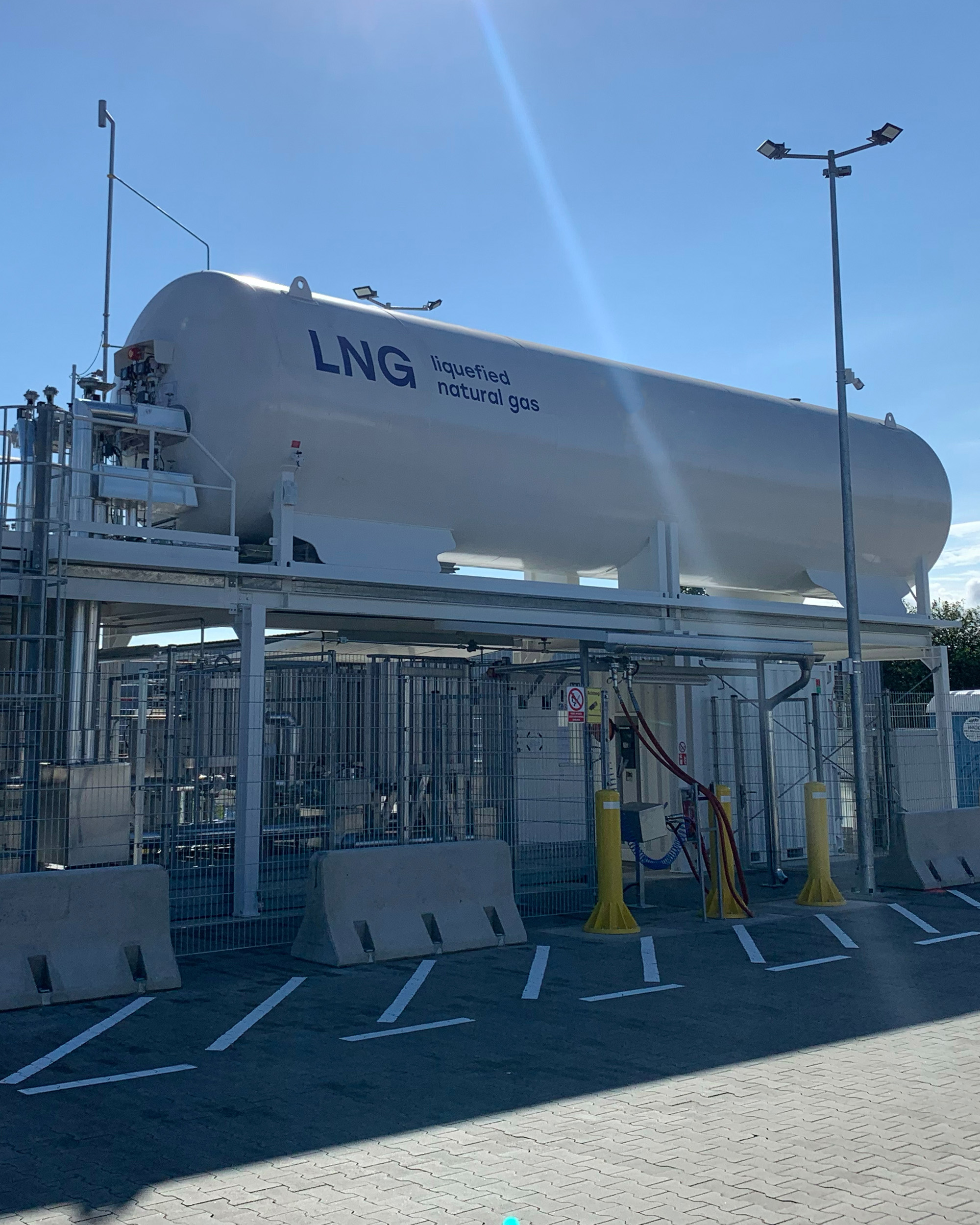 Startseite_LNG_Tankstelle-e1697705441922.jpg