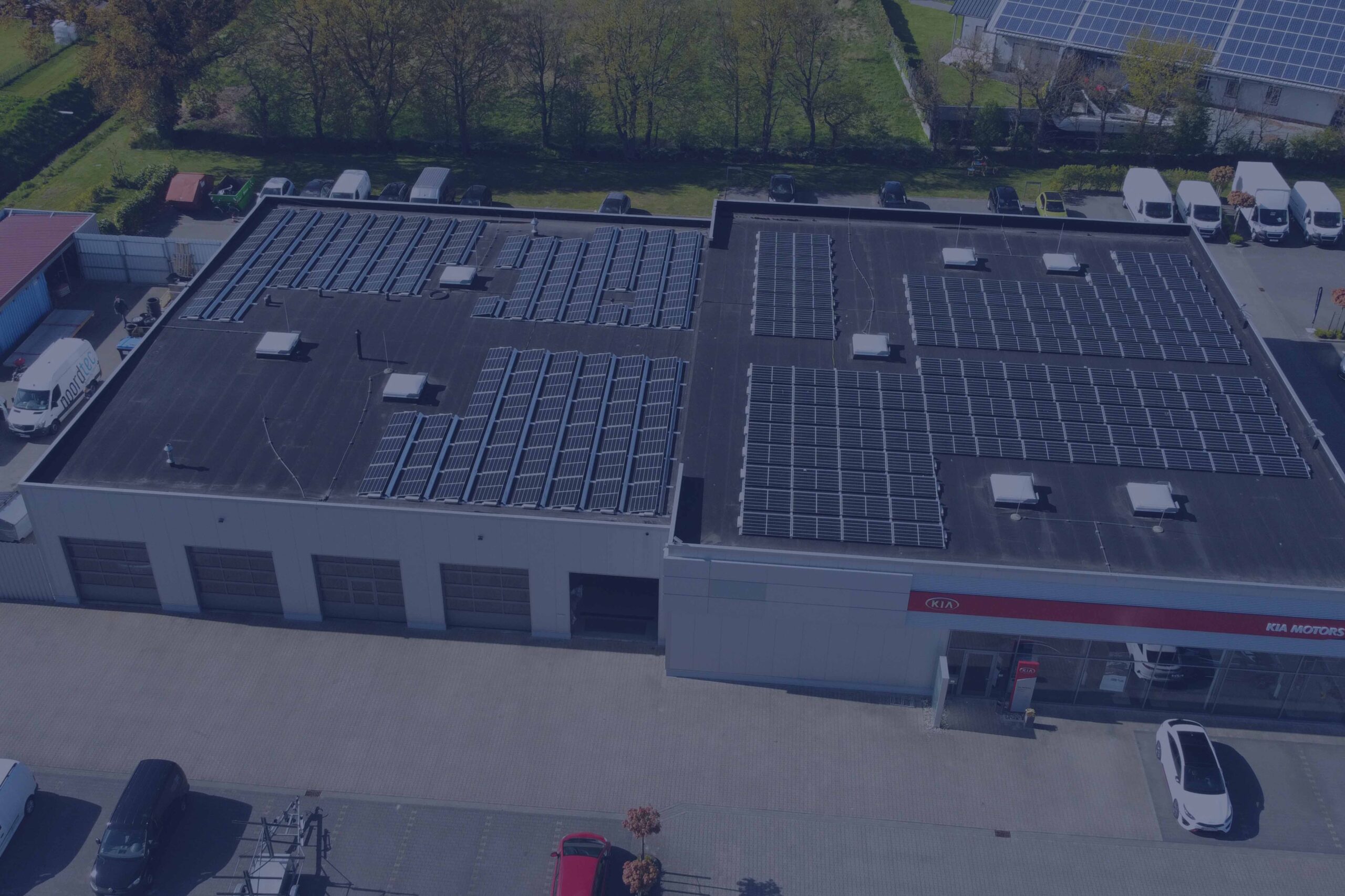 Photovoltaikanlage auf Gewerbeobjekt Autohaus in Ostfriesland