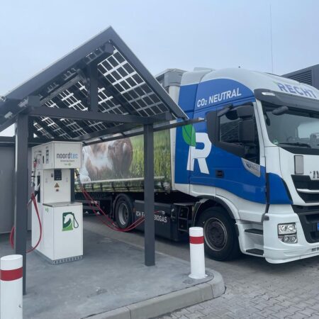 LKW tankt an BioCNG Tankstelle in Neuss