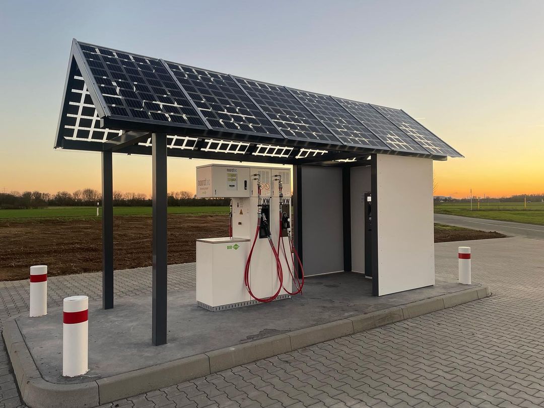 Biogas Tankstelle im Abendlicht