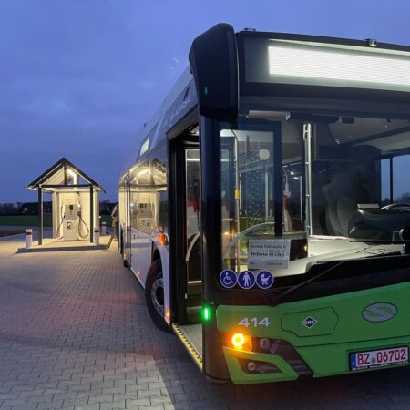 Bus tankt an BioCNG Tankstelle von Noordtec
