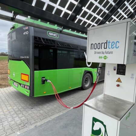 CNG Bus tankt an Biomethan Tankstelle von Noordtec in Neuss