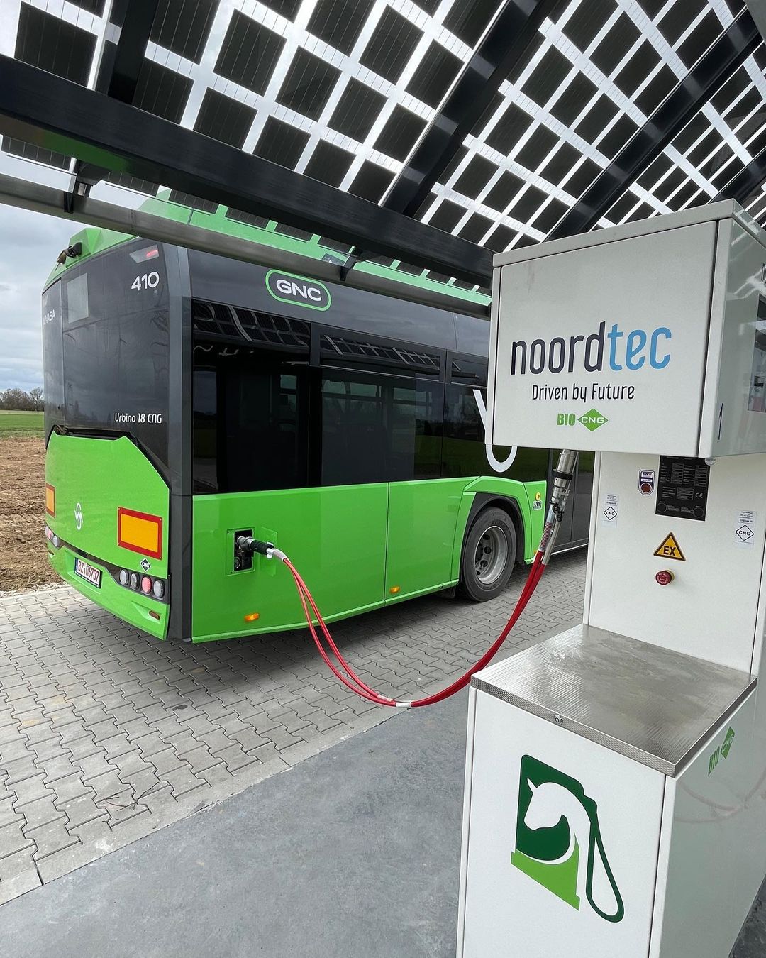 CNG Bus tankt an Biomethan Tankstelle von Noordtec in Neuss